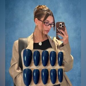 Pre-sale: “Hailey Bieb Dark Blue” handmade press-on nail